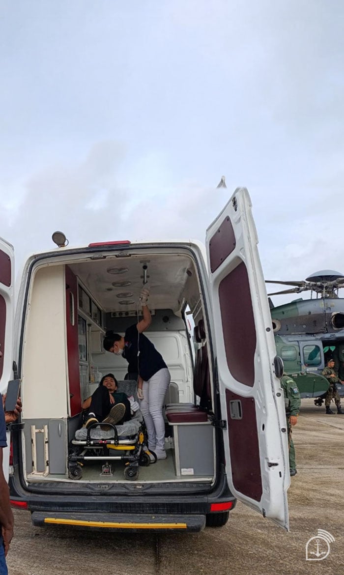 Após resgate em área oceânica, filipino recebe atendimento e é encaminhado a hospital – Imagem: Marinha do Brasil