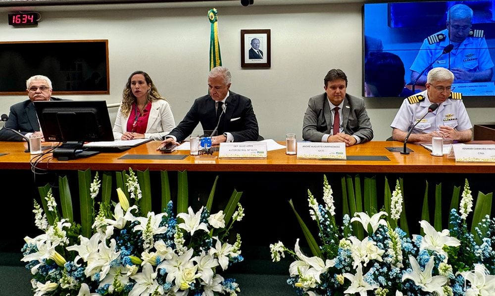 Diretor do CINA, Capitão de Mar e Guerra Josmar Freitas, destaca o papel da Marinha no avanço da tecnologia nuclear nacional durante audiência pública na Câmara dos Deputados – Imagem: Edwaldo/Marinha do Brasil
