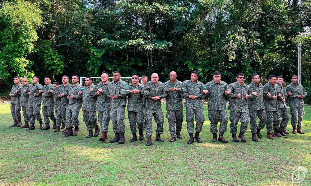 Fuzileiros navais do 2ºBtlOpRib realizam simulação do cordão de isolamento que será empregado na proteção da imagem de Nossa Senhora de Nazaré durante a procissão – Imagem: Suboficial Ibraim/Marinha do Brasil