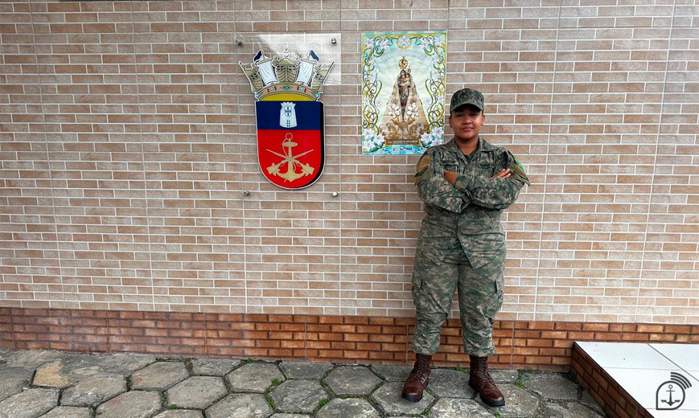 De volta à sua terra natal, a Soldado Cristo, devota de Nossa Senhora de Nazaré, integra a primeira turma de mulheres soldados de Fuzileiros Navais que atuará no cordão de isolamento da Romaria – Imagem: SO Ibraim/Marinha do Brasil