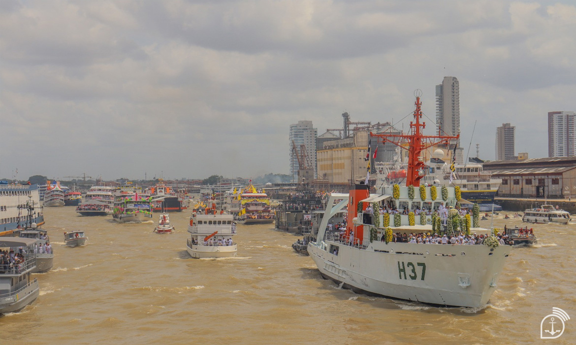 Durante a Romaria Fluvial, a Marinha do Brasil, além de conduzir a Imagem de Nossa Senhora de Nazaré, atua para garantir segurança da navegação – Imagem: Marinha do Brasil