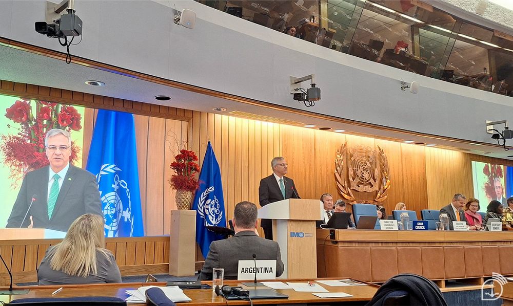 O Chefe da Delegação Brasileira durante discurso na Assembleia da IMO — Imagem: Marinha do Brasil