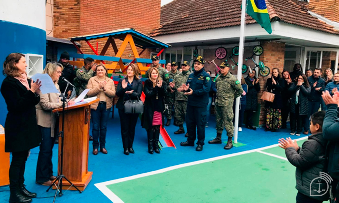 Mais de 130 alunos foram beneficiados na Escola Ilha da Pintada, em Porto Alegre – Imagem: Sargento Juliano/Marinha do Brasil