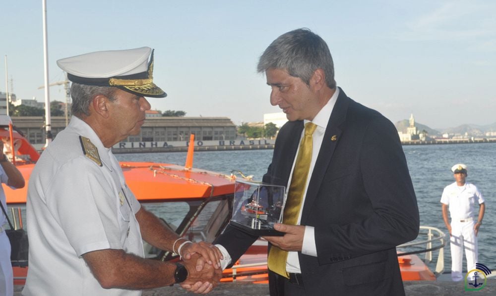 Senador Carlos Portinho recebe réplica da LSAR “Rio de Janeiro” do Comandante da Marinha