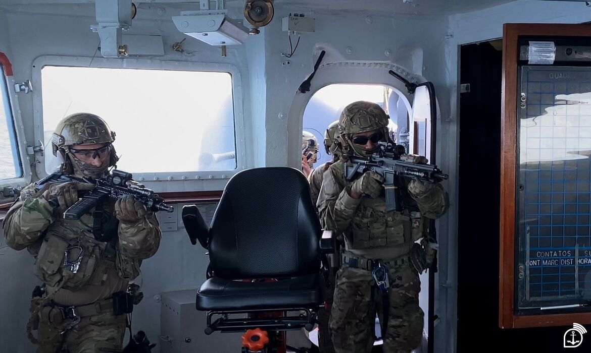 Exercício de Abordagem com Destacamento de Mergulhadores de Combate