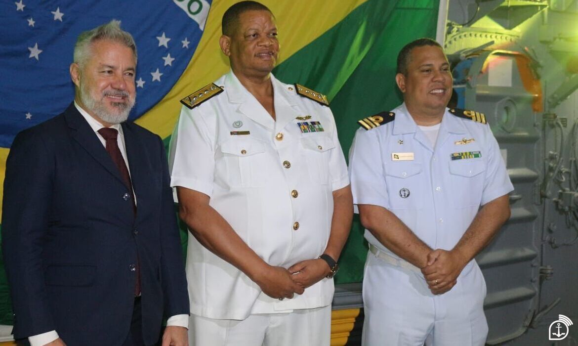 Ministro Conselheiro da Embaixada do Brasil na África do Sul, Comandante da Marinha sul-africana e Comandante da Fragata “Defensora”